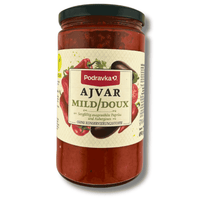 Podravka Ajvar mild 690 g, Glasverpackung mit Produktname, Marke und Abbildung eines milden Paprika-Auberginen-Aufstrichs.
